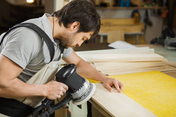 Exzenterschleifmaschine macht Holzpolieren von Stangenplanken — Stockfoto