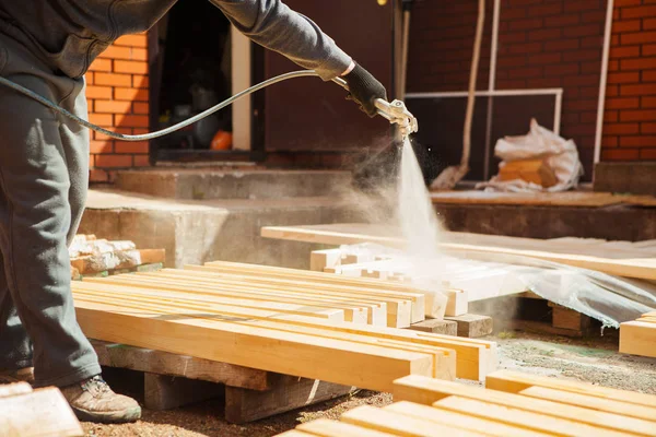 Aplicação de retardador de chama garantindo proteção contra incêndio, dispositivo de pulverização airless . — Fotografia de Stock