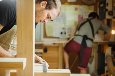 Cetvel ile zanaatkâr ölçü ahşap plakalar. Woodworker Çalıştayı