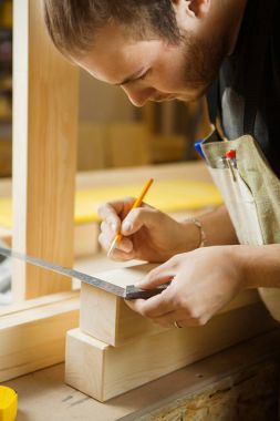 Usta ölçü ahşap plakalar ile hükümdarı yardım. Woodworker atölye