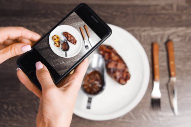 Resmi biftek ızgara mısır ve sos ile smartphone için