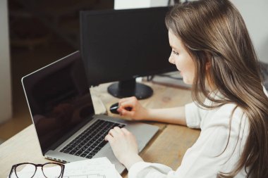 Çalışan bilgisayarda, mutlu işkadını gülümseyen kadın