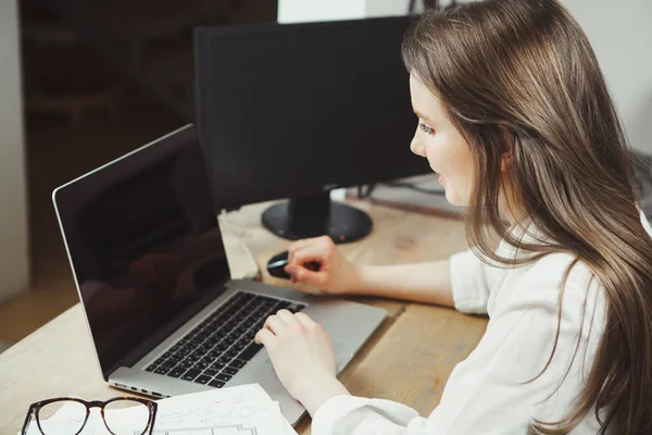 Çalışan bilgisayarda, mutlu işkadını gülümseyen kadın