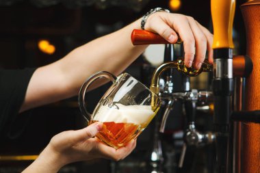 Barmen bira cam kadehi dokunun içine dökülen