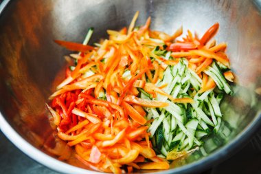 İnce doğranmış biber, kırmızı domates ve yeşil salatalık