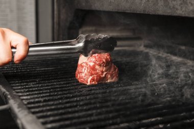 Kafes closeup manzaralı sıcak ızgara aşçı üzerinde taze et