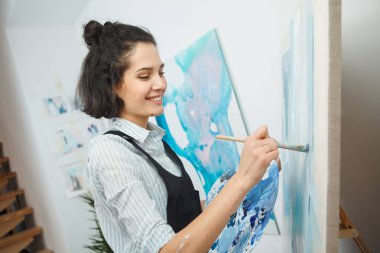 Konsantre kız Sanat Terapisi yaratıcı sanat verme işleminde üzerinde duruldu