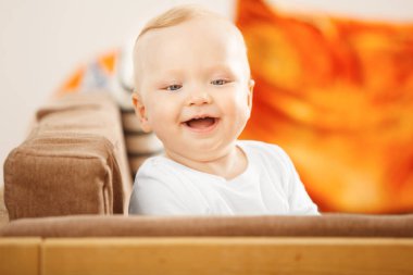 gülen bebek kanepe oturma