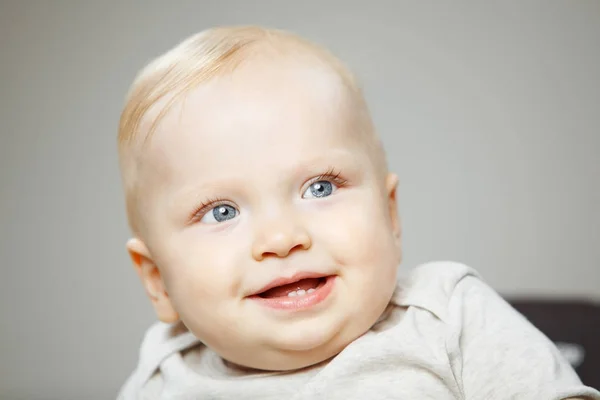 Baby met interesse look en brede glimlach — Stockfoto