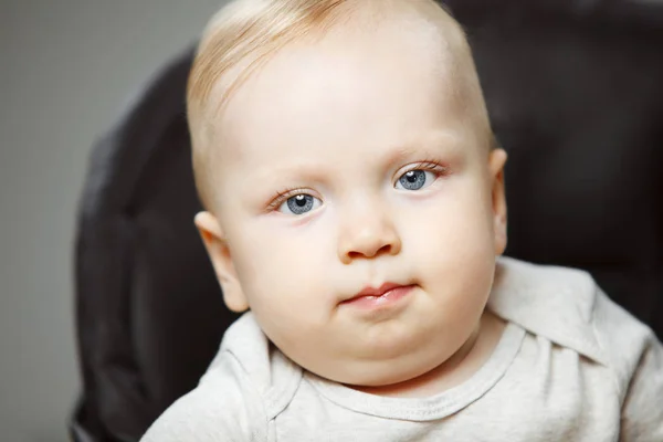 Entzückendes Baby mit prallen Wangen und großen Augen — Stockfoto