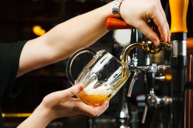 Barmen bira cam kadehi dokunun içine dökülen