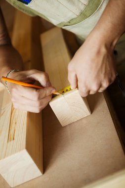 Usta ölçü ahşap plakalar ile hükümdarı yardım. Woodworker atölye