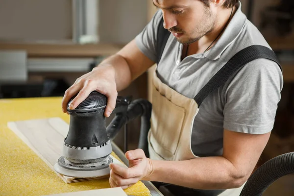 Excentrische schuurmachine maakt houten polijsten van bar plank — Stockfoto