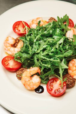 Roket salata, domates ve karides yemek, et parçaları