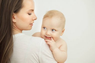 Anne Çocuk bakım sevgiyle bebek silah üzerinde görünüyor