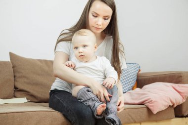 Anne üzerinde ellerini ona elbise değişecek onun favori çocuk tutar..