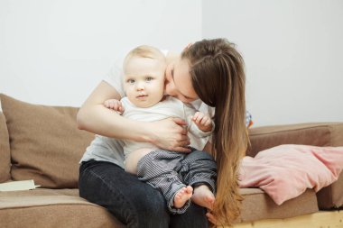 Anne üzerinde ellerini ona elbise değişecek onun favori çocuk tutar..