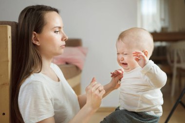 Küçük çocuk ağlamaya, ciddi endişe annesi ona bakarak başladı.