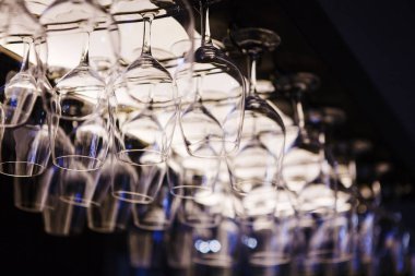 Altüst iç asılı boş şarap bardakları.