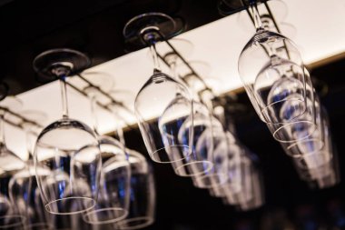 Altüst iç asılı boş şarap bardakları.