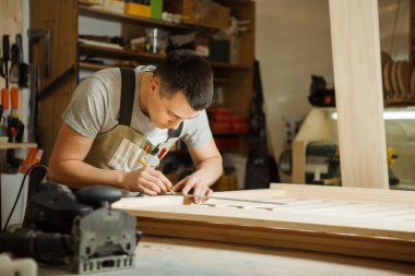 Usta ölçü cetvel yardımıyla ahşap plakalar arasındaki mesafe.