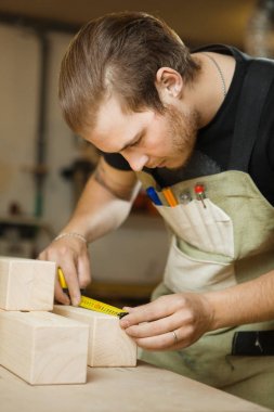 Cetvel ile zanaatkâr ölçü ahşap plakalar. Woodworker Çalıştayı