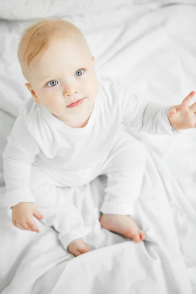 Bebê encantador com grandes olhos gentis retrato de cima — Fotografia de Stock