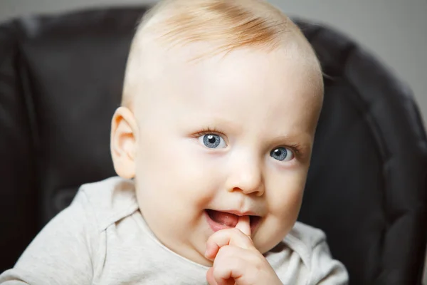 Aangenaam verrast jongetje met vinger in de mond — Stockfoto