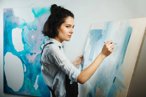 Concentrated girl focused on creative art-making process in art therapy — Stock Photo, Image