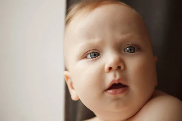 Closeup portret van baby baby met open mond. Schattig peuter — Stockfoto