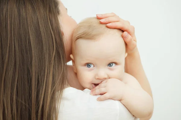 Μητέρα παιδιού φιλιά στο μάγουλο, μωρού ακουμπά στον ώμο μητέρα — Φωτογραφία Αρχείου