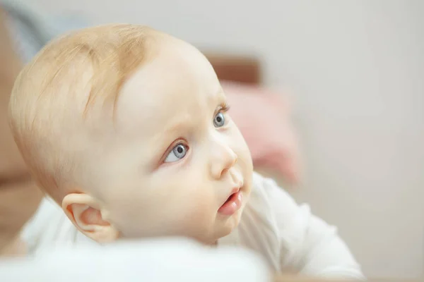 Curiosa e inocente vista de perfil infantil. Bebê loiro — Fotografia de Stock