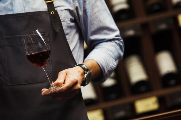 Сомельє тримає бокаль з червоним вином в руці — стокове фото
