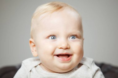 Bebek baktılar görünüm ve geniş bir gülümseme ile