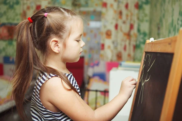 Ragazza con coda di cavallo in processo di disegno di quadro di sole — Foto Stock