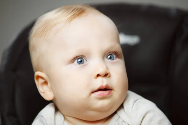 Dulce bebé con mirada asombrada y ojos abiertos — Foto de Stock