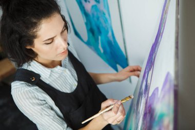 Konsantre kız Sanat Terapisi yaratıcı sanat verme işleminde üzerinde duruldu