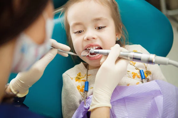 Criança adorável calmamente passa por procedimento de polimento de dentes — Fotografia de Stock
