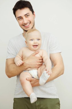 Babası oğlunun pantolon ve çorap ile poz.