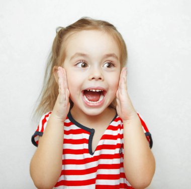 Şaşırmış büyük gafil avlamış komik küçük kız