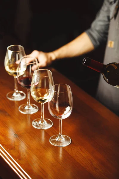 Vasos de vino blanco y tinto en barra de madera — Foto de Stock