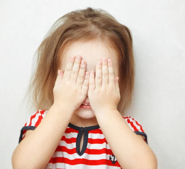 Aranyos kislány kiterjed az arcát a palms — Stock Fotó