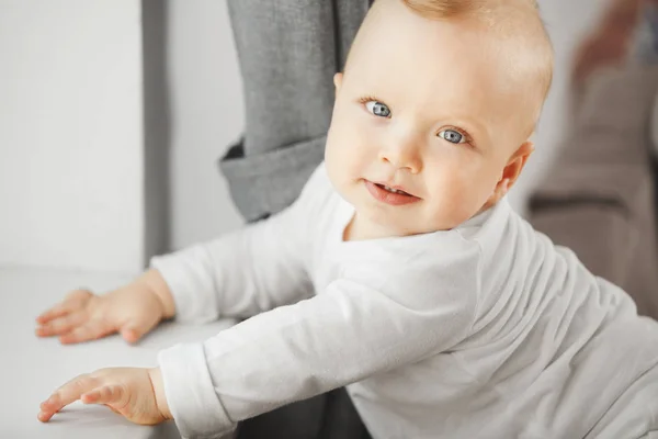 Bebê adorável com expressão facial calma que se inclina no peitoril da janela — Fotografia de Stock