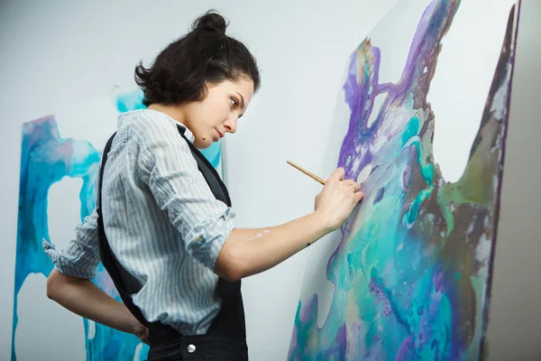 Concentrated girl focused on creative art-making process in art therapy — Stock Photo, Image