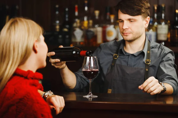 Бармен в барна стійка наливає червоного вина в скло — стокове фото
