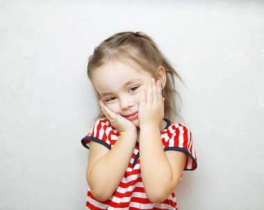 İle dokundu yüz ifadesi portre sevimli küçük kız