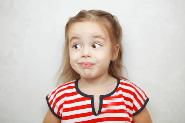 Niña sorprendida con cejas arqueadas retrato foto —  Fotos de Stock