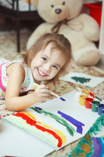 Girl of good mood painting rainbow with brush — Stock Photo, Image