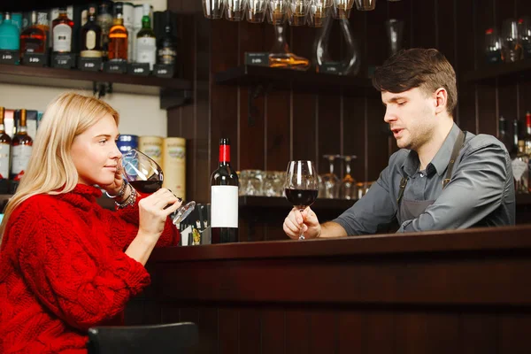 Бармен і дівчина відвідувач пити і говорити про вино — стокове фото
