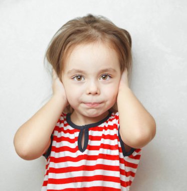 İçten gülümseme ile küçük kız kulakları kapakları